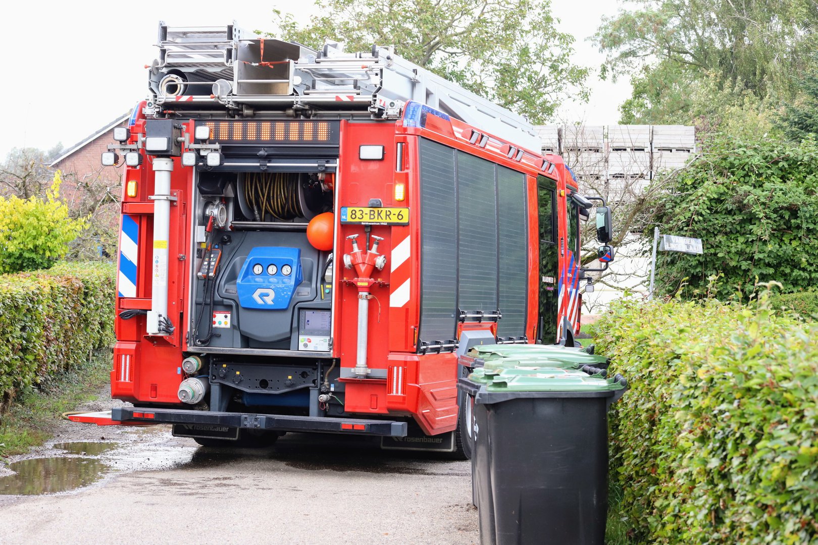 Caravan vliegt in brand in tuin van woning