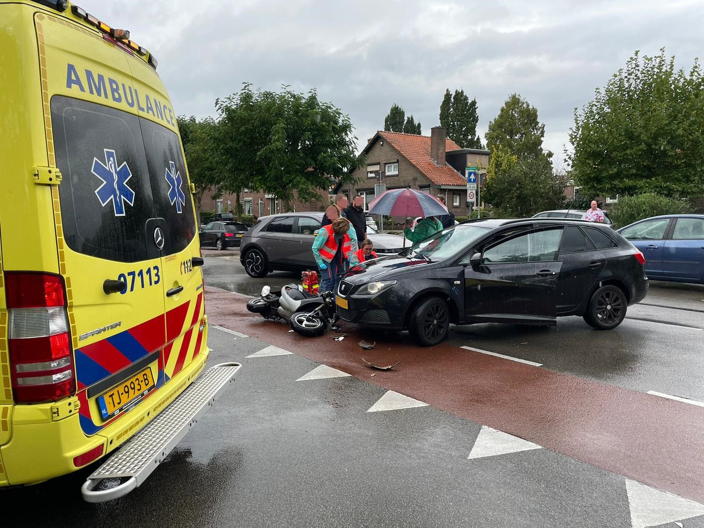 Scooterrijder gewond na botsing met auto