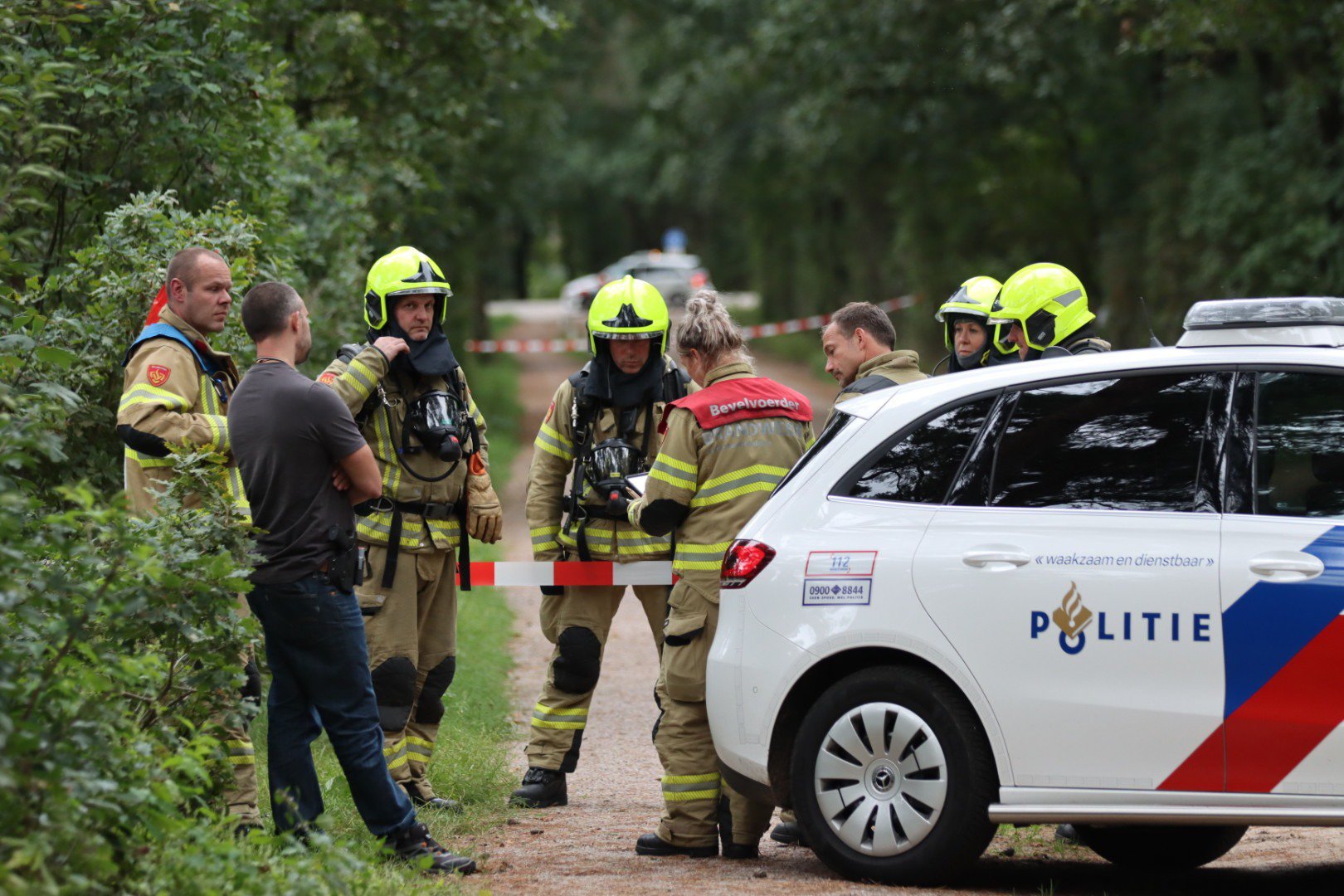 Vaten met mogelijk drugsafval gedumpt in bosgebied