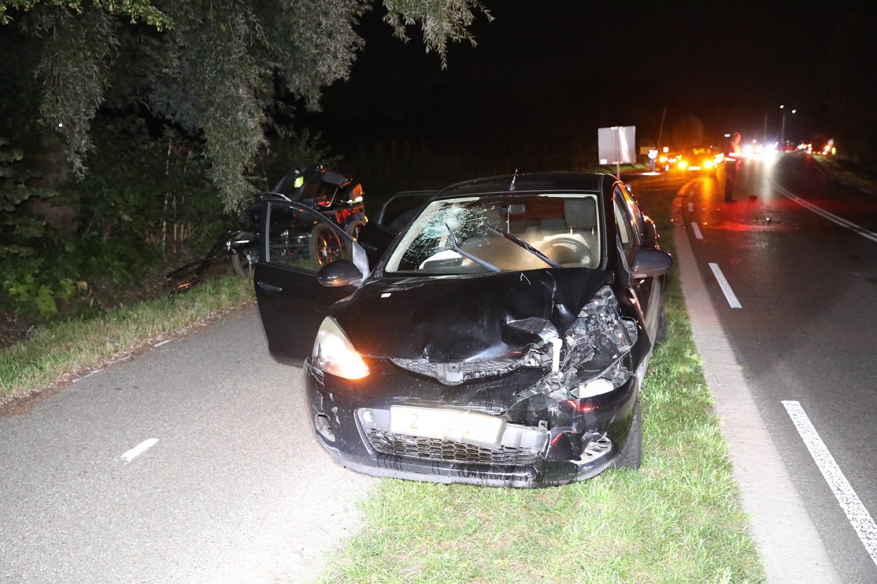 Automobilist botst op menkar die van aanhanger valt