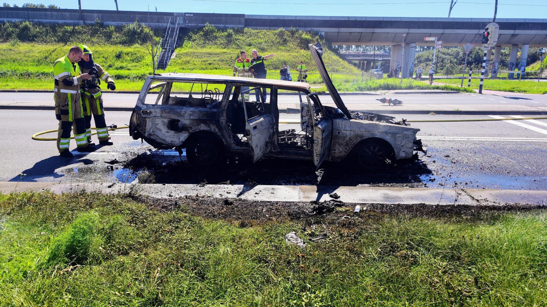 Oude Volvo geheel uitgebrand voor stoplicht