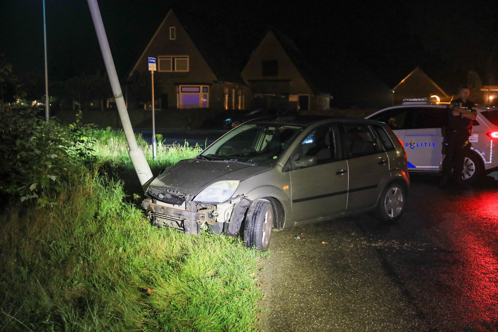 Automobilist ramt lantaarnpaal en gaat er te voet vandoor