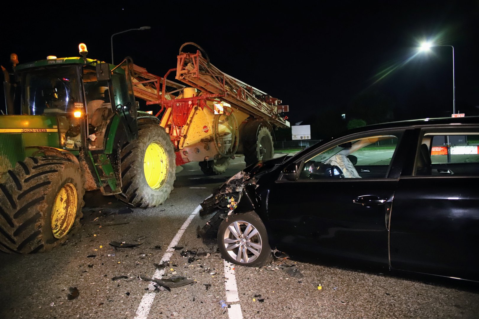 Automobilist gewond na botsing tegen tractor
