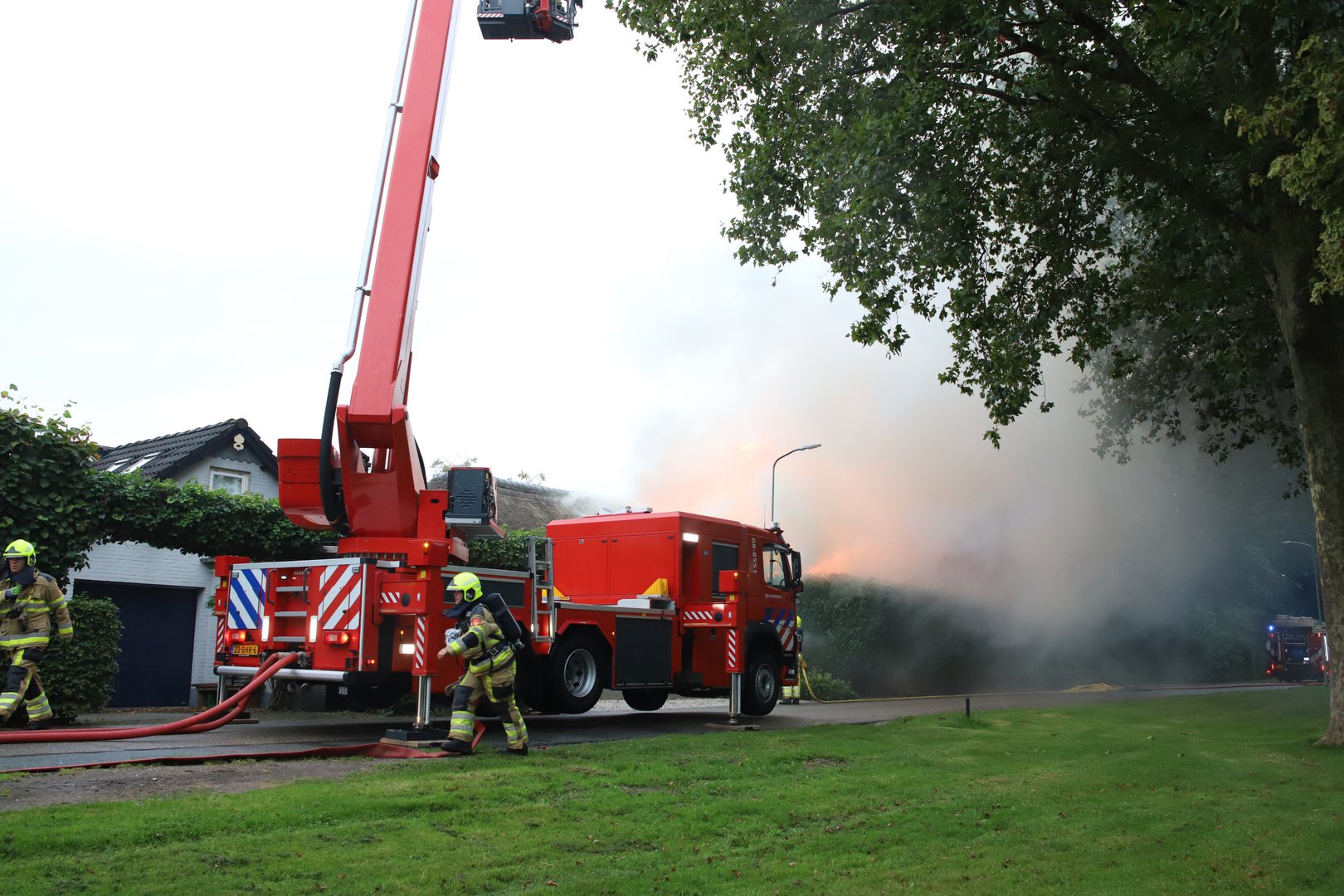 Overlast door verbrande rietdeeltjes na uitslaande brand in woning, deel van wijken afgesloten