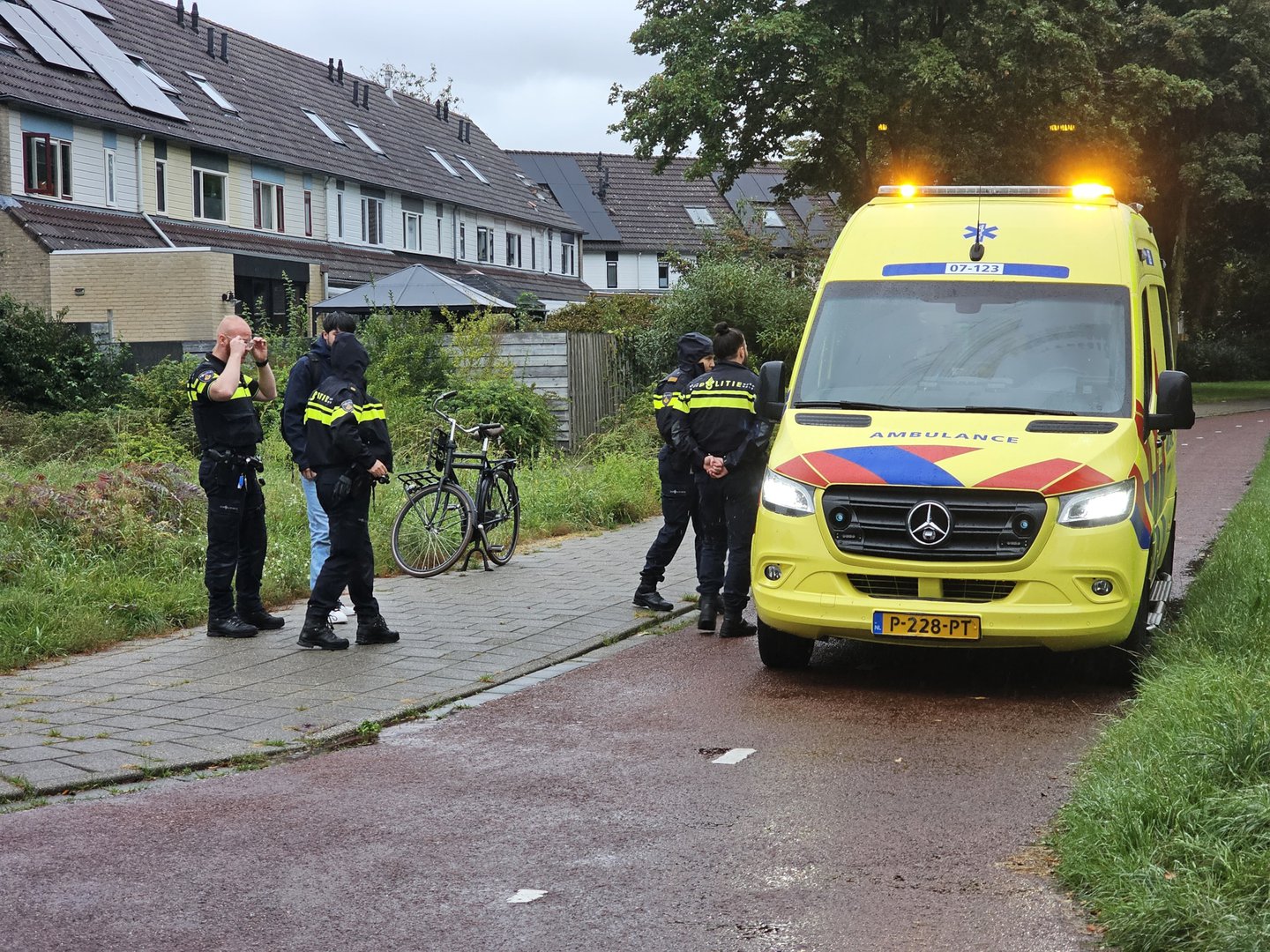 Ongeval met fietsers op glad fietspad in Ede, één ernstig gewond