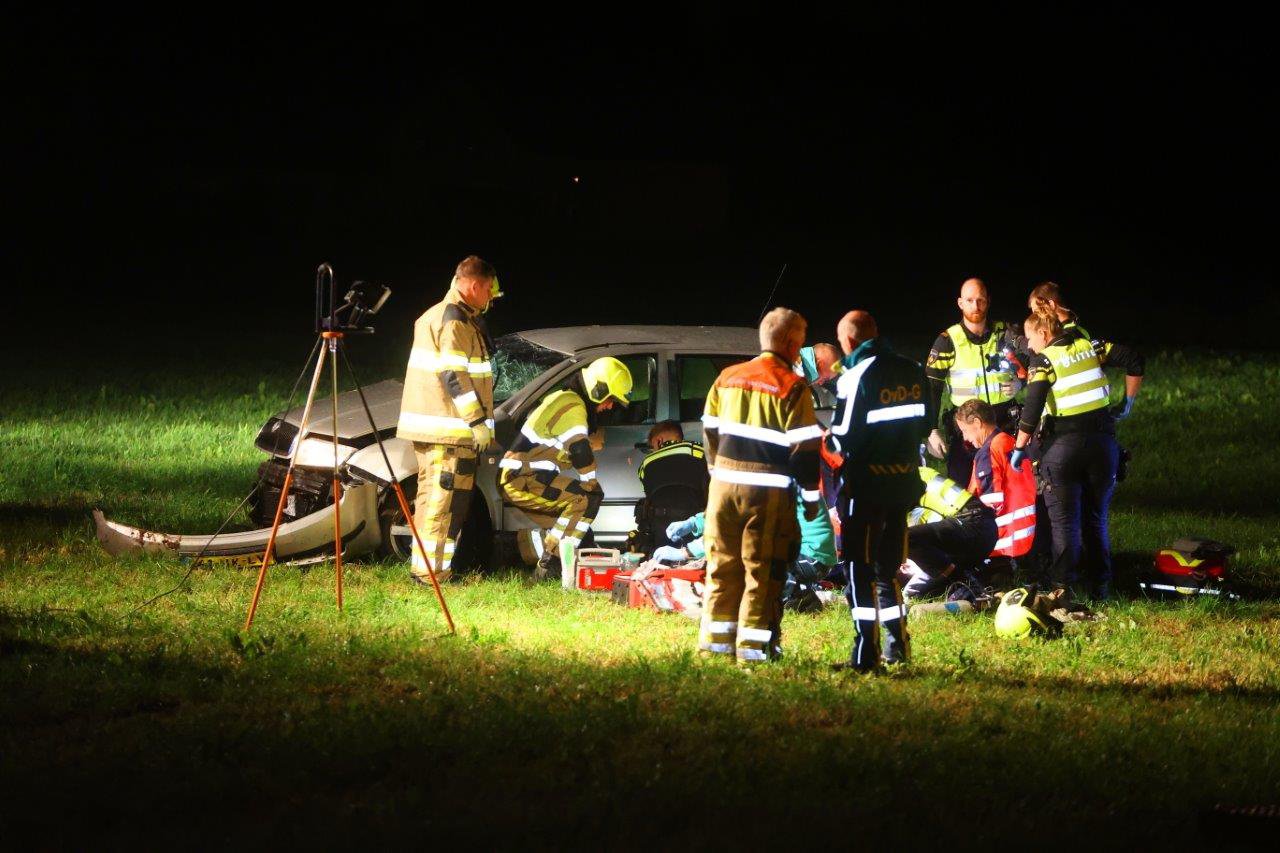 Drie gewonden nadat auto van weg raakte en over de kop vliegt