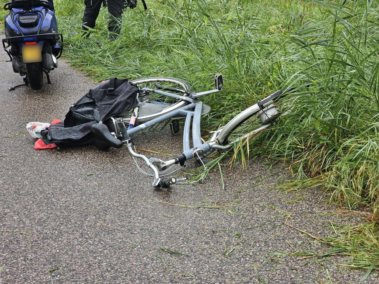 Fietsers botsen met elkaar, man zwaar gewond