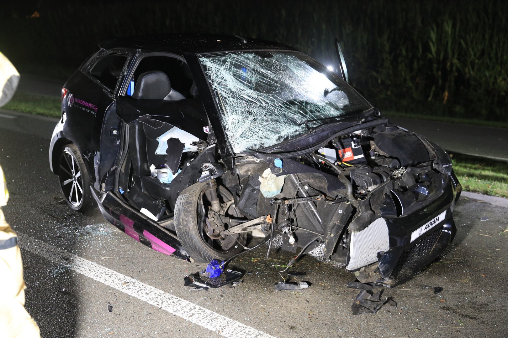 Jongeman bekneld in brommobiel na botsing tegen boom