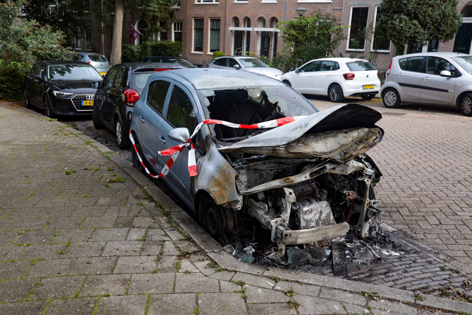 Auto zwaar beschadigd door brand
