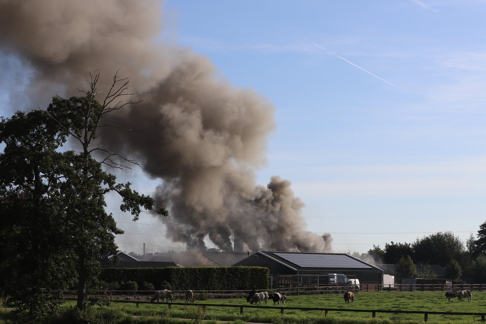Grote brand bij agrarisch bedrijf zorgt voor zwarte rookwolken