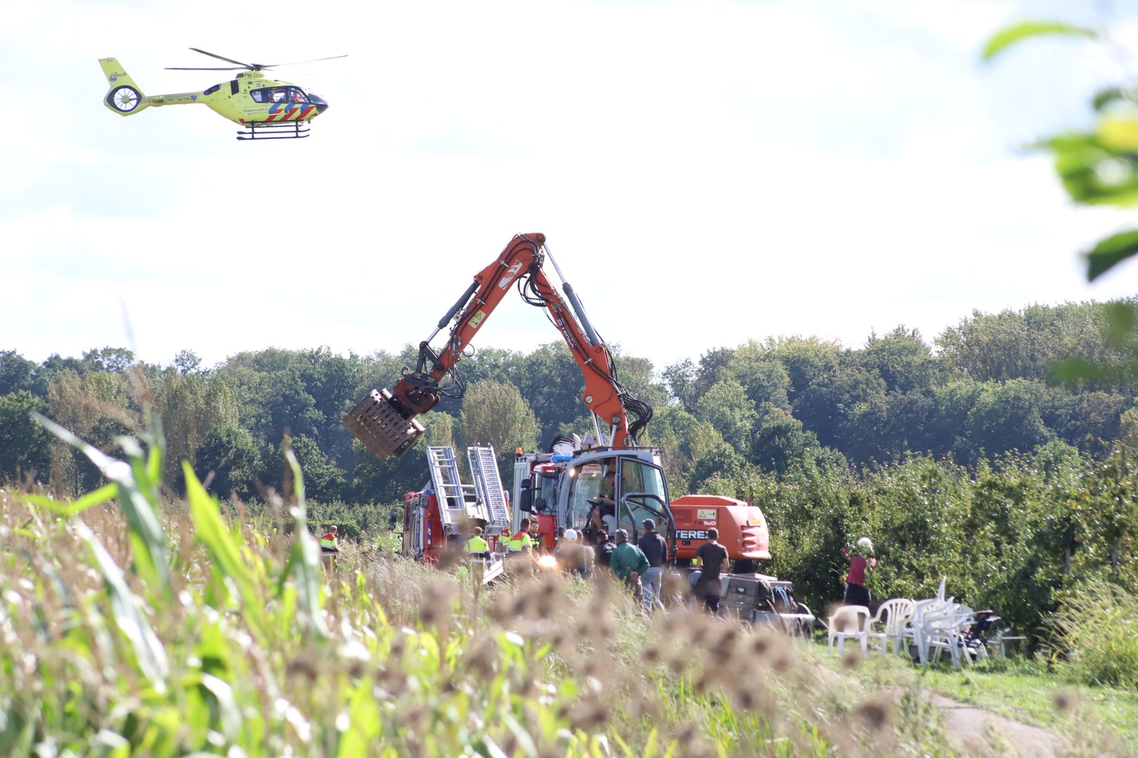 Slachtoffer bekneld onder tractor in sloot