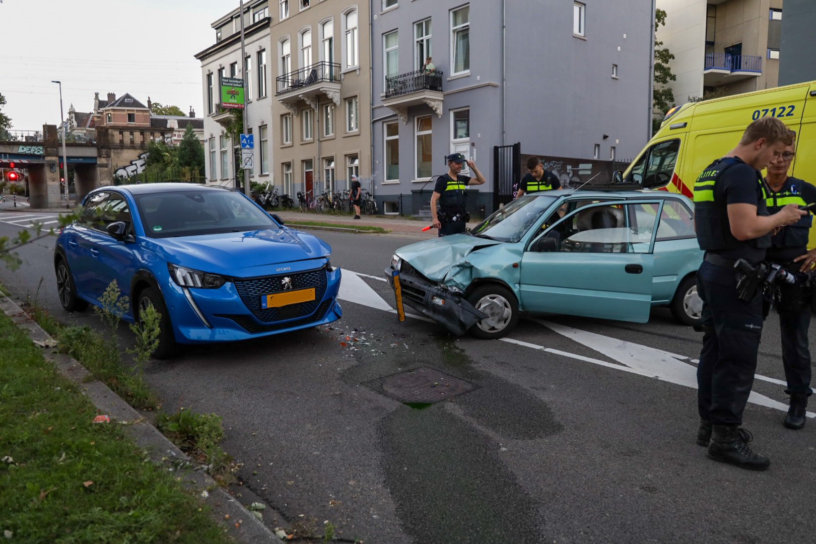 Automobilist raakt onwel en botst tegen twee auto’s