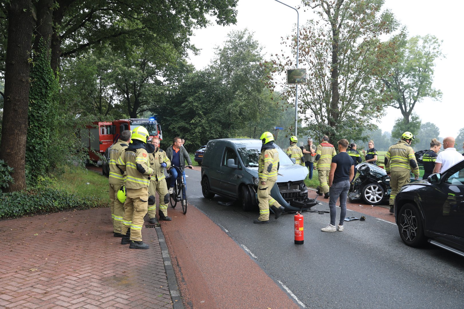 Vrouw en kind gewond door botsing tussen bestelwagen en personenauto