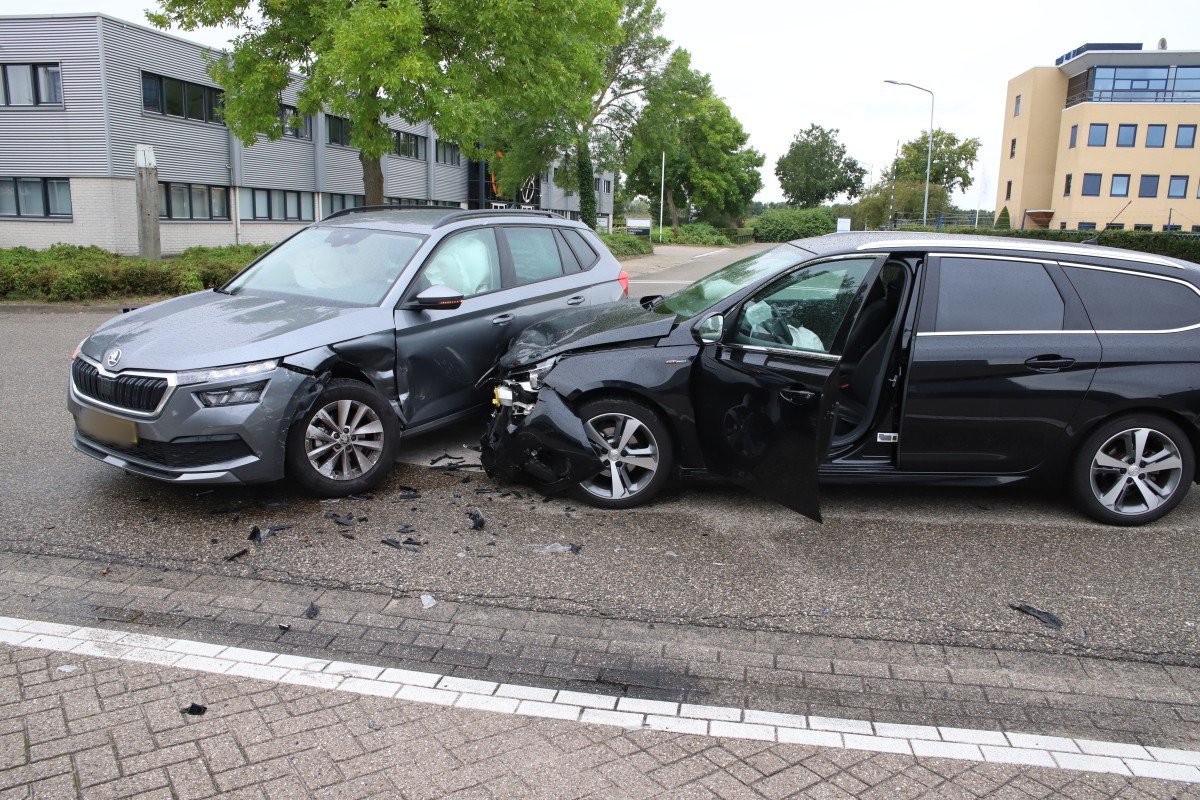 Auto’s beschadigd na botsing op kruispunt