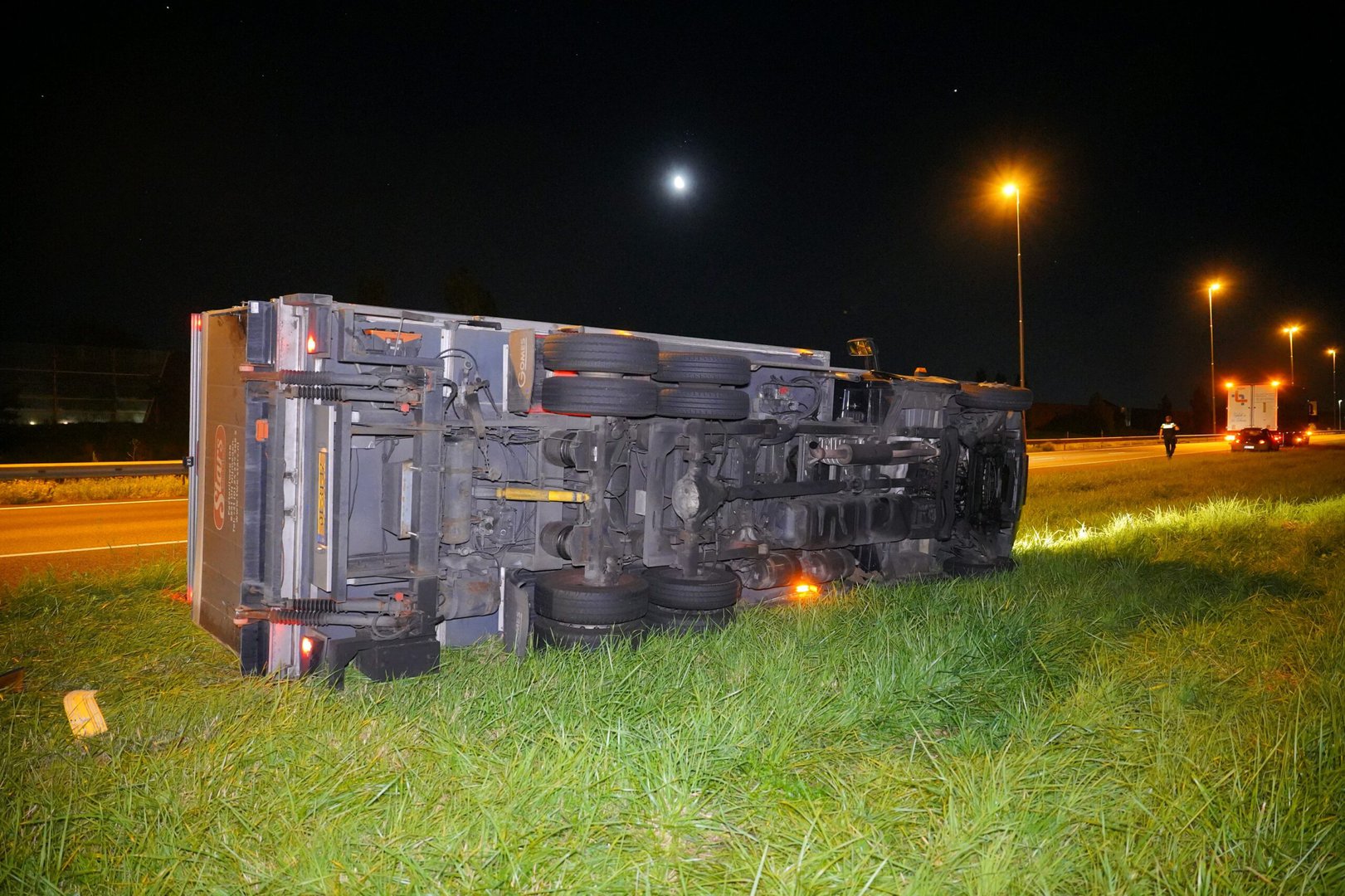 Vrachtwagen kantelt op A73 na botsing