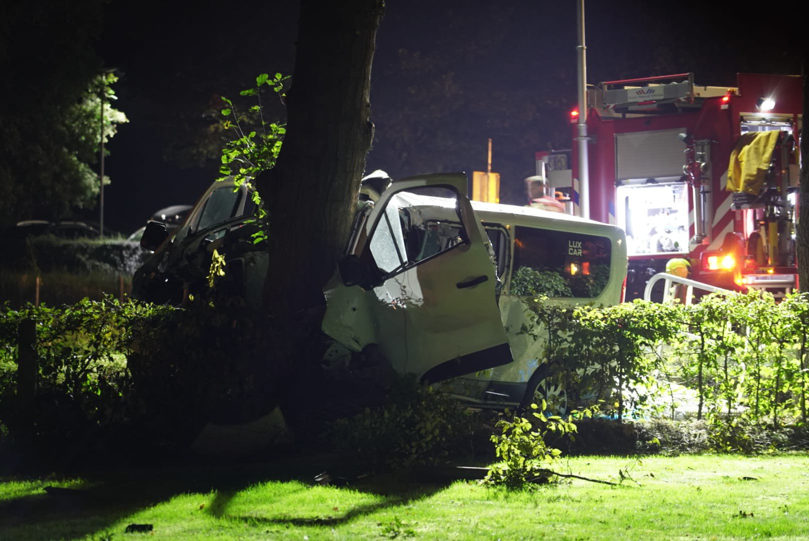 UPDATE: Bestelbus ramt boom: twee doden en zwaargewonde