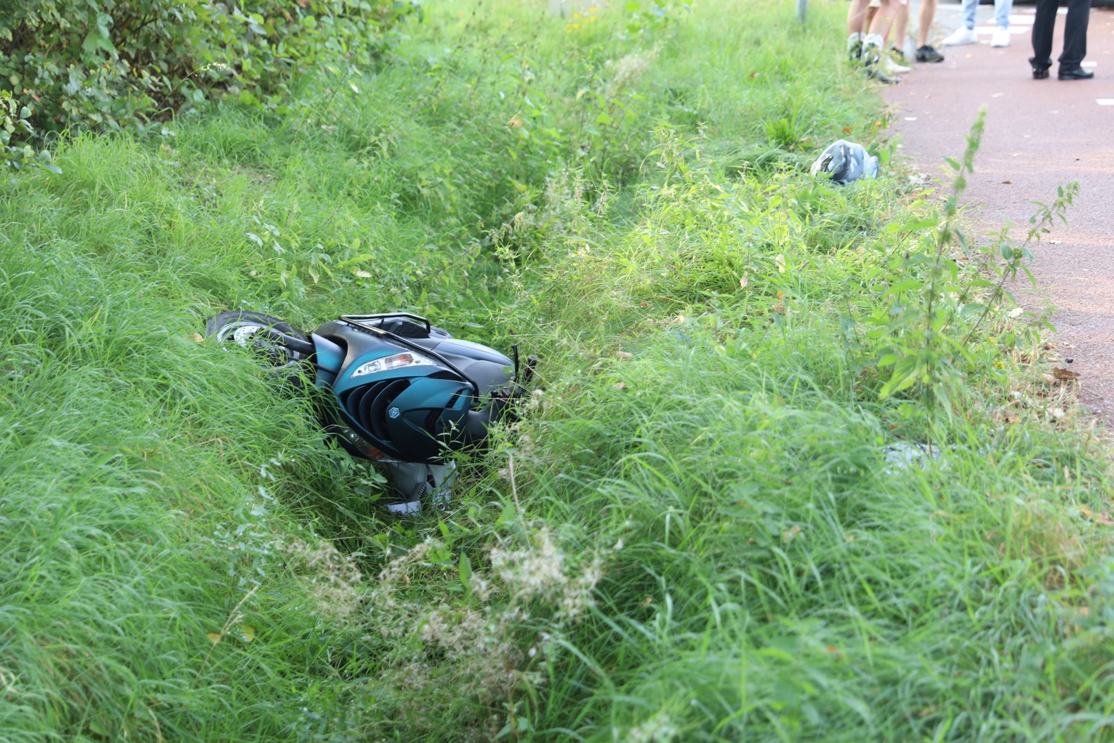 Scooterrijder belandt in sloot na botsing met auto