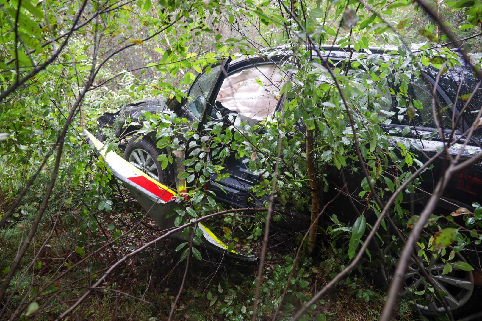 Automobilist mist bocht van afslag snelweg in Arnhem