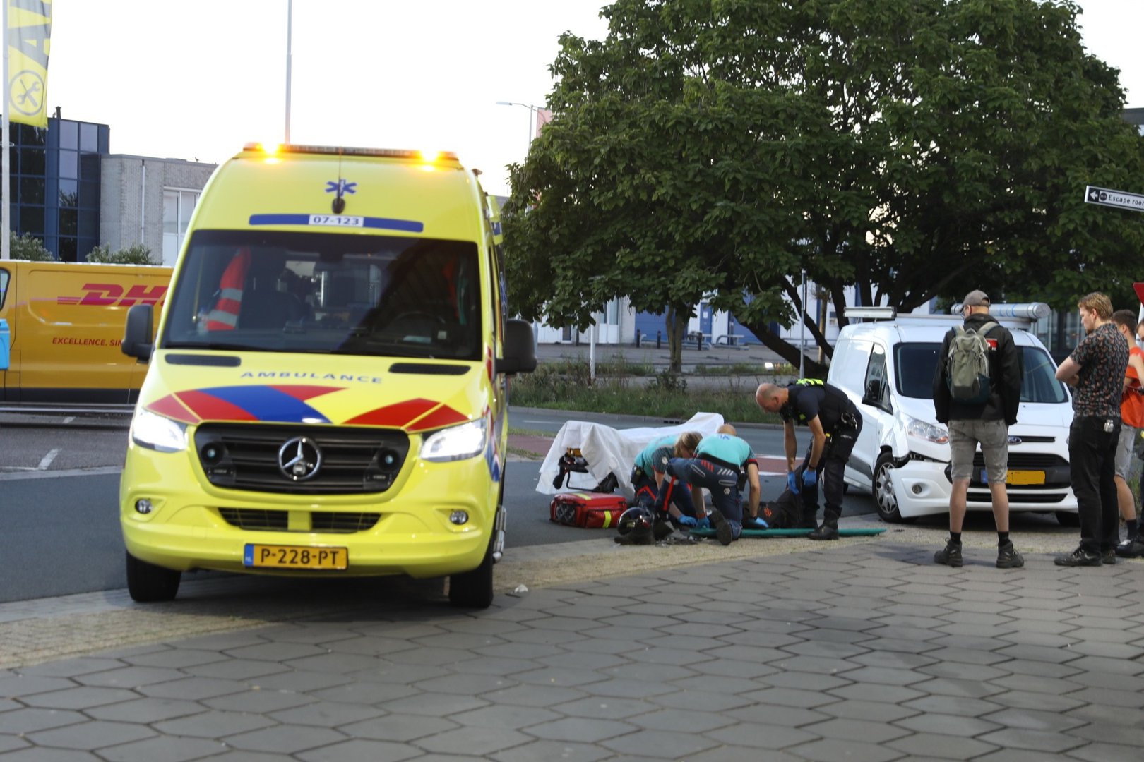 Scooterrijder aangereden door afslaande auto