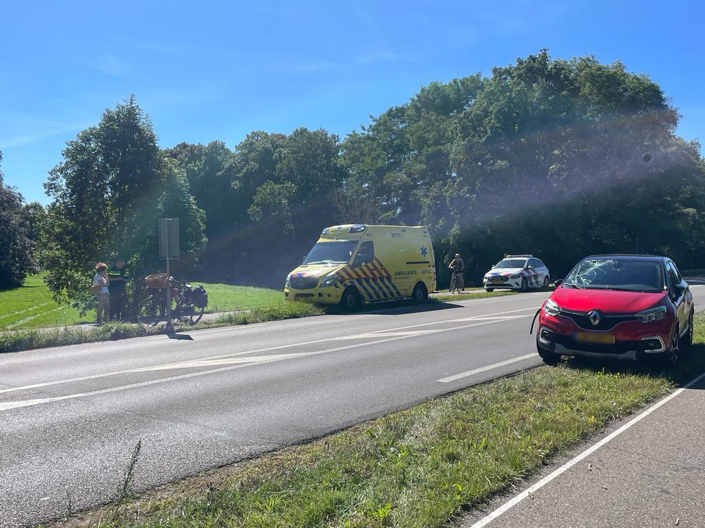 Fietser geschept door auto na oversteken straat