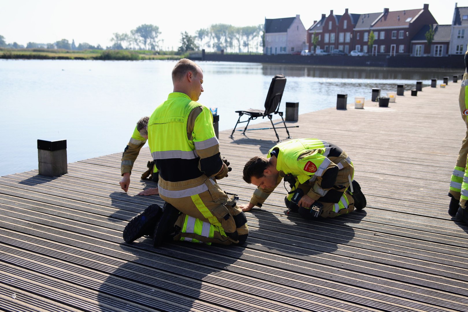 Brandweer redt kat die vast zit onder vlonder