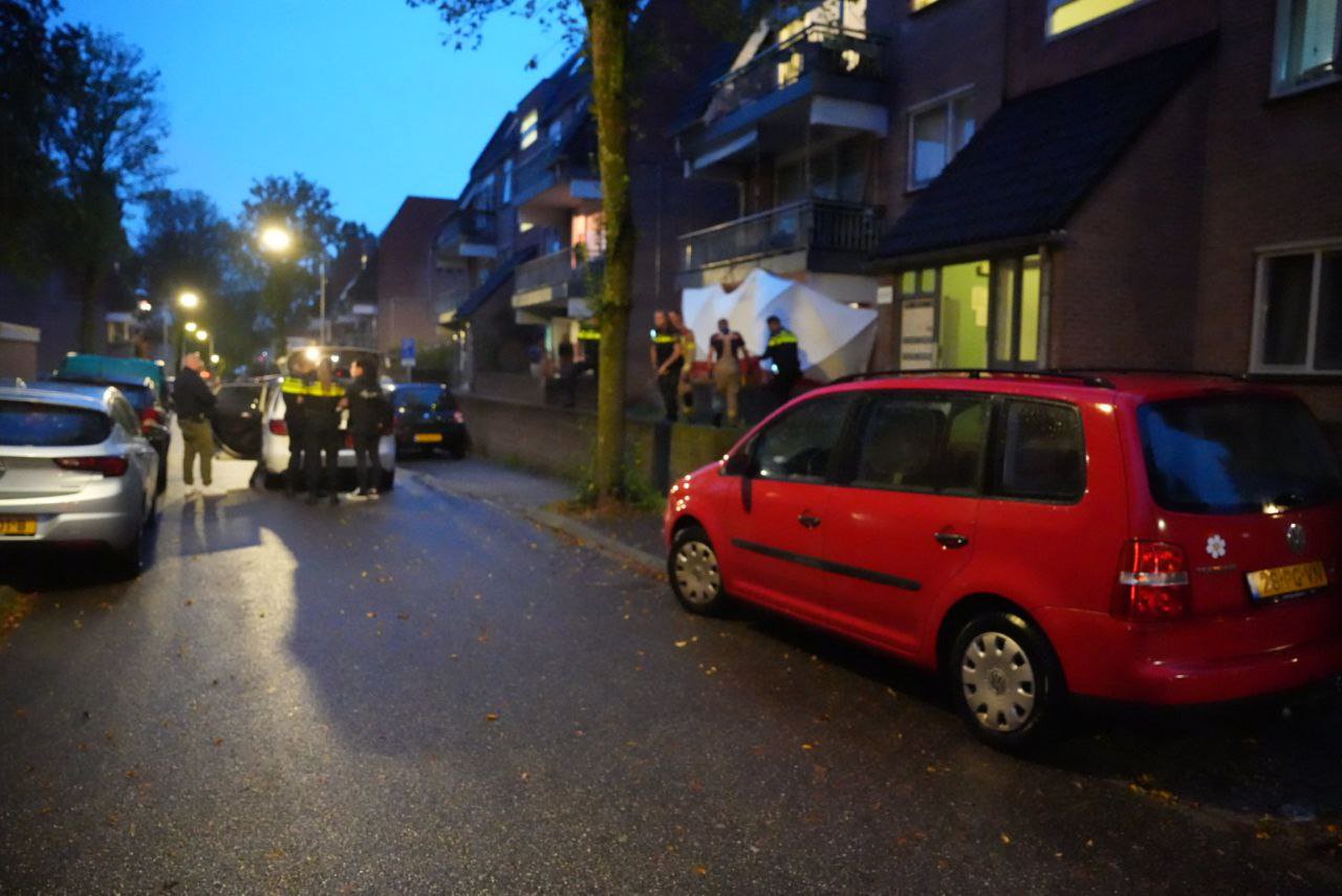 Politie doet onderzoek naar overleden persoon in woning in Arnhem