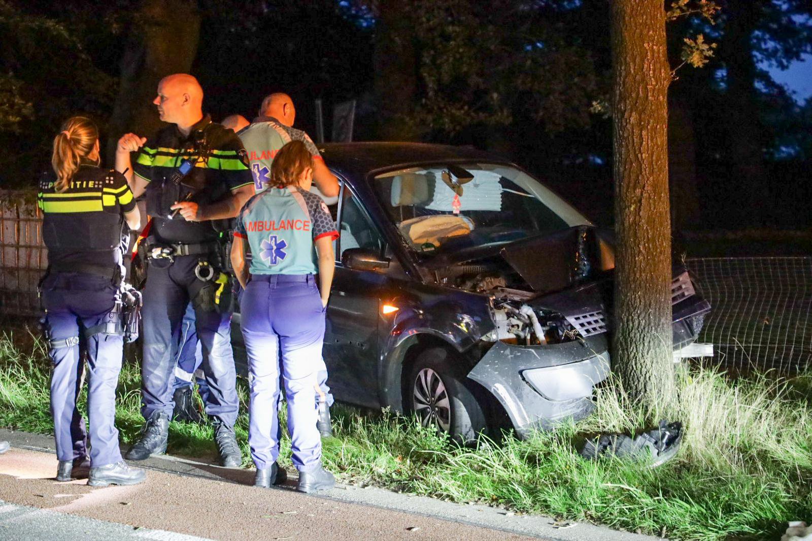 Automobiliste botst frontaal tegen boom