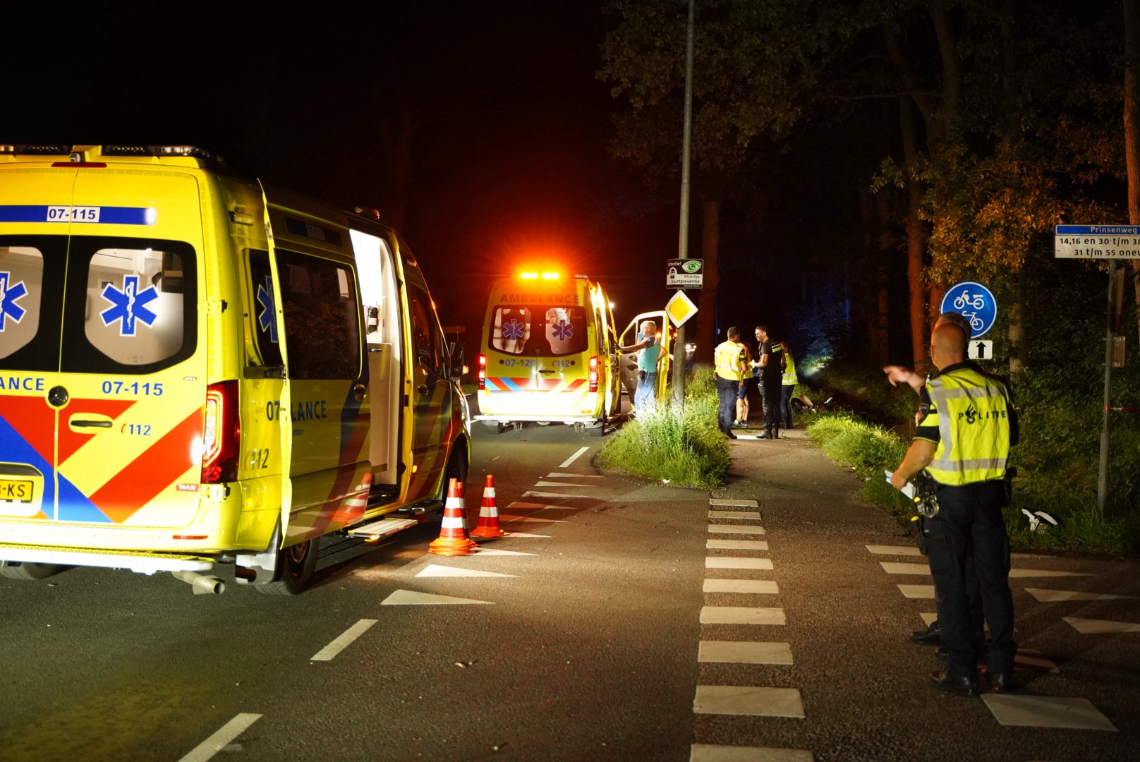 Overstekende brommerrijder ernstig gewond na aanrijding met auto