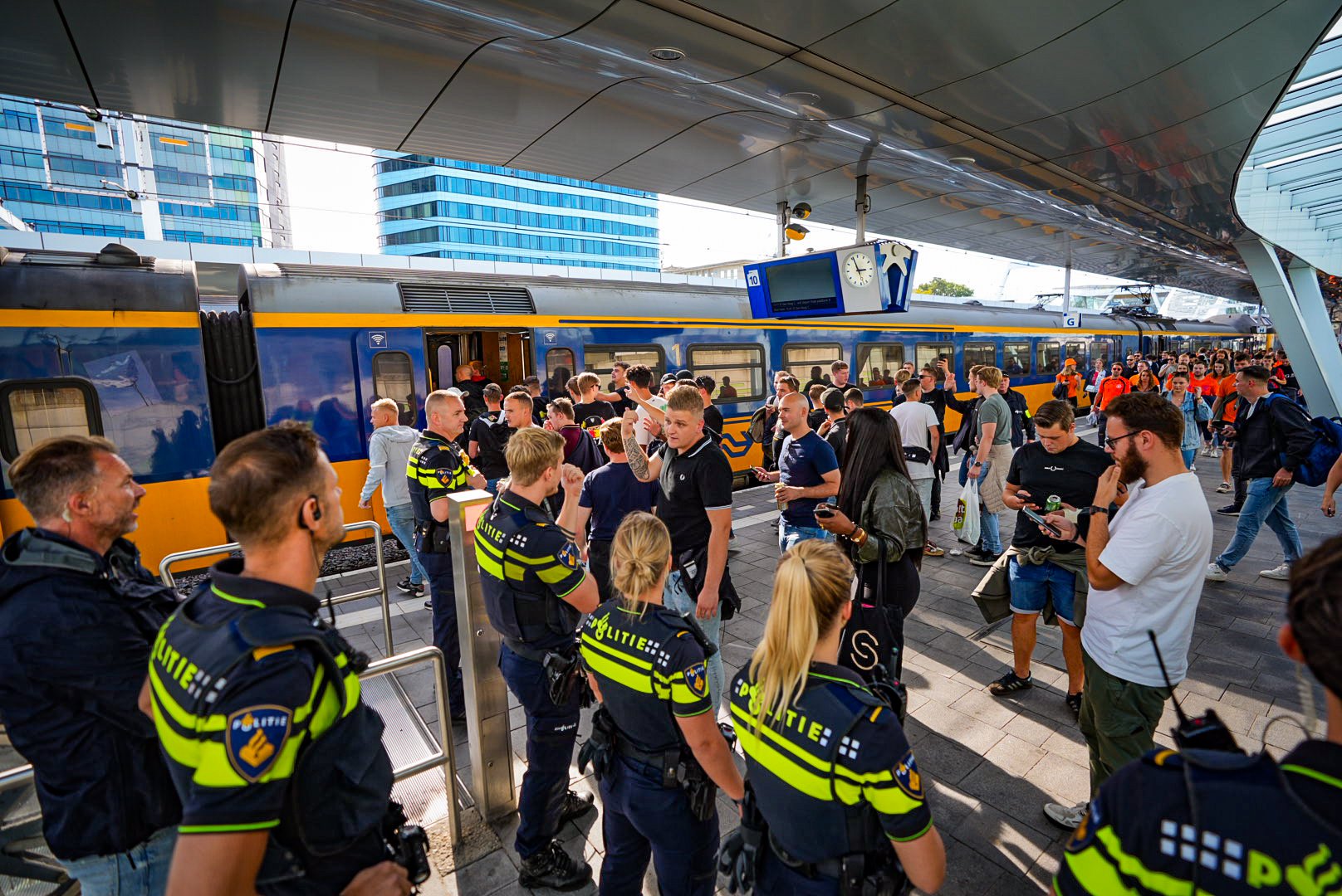 Hooligans maken amok in trein: vuurwerk en trekken aan de noodrem