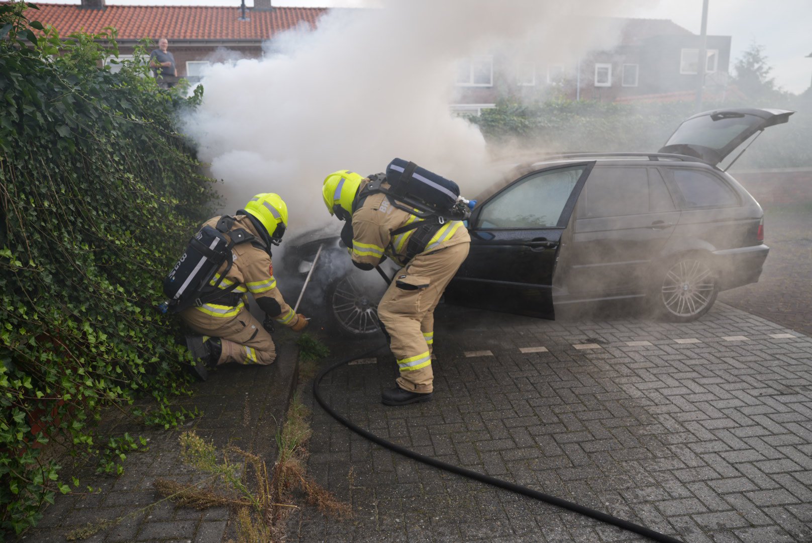 Voorzijde van auto uitgebrand in Velp, onderzoek naar oorzaak