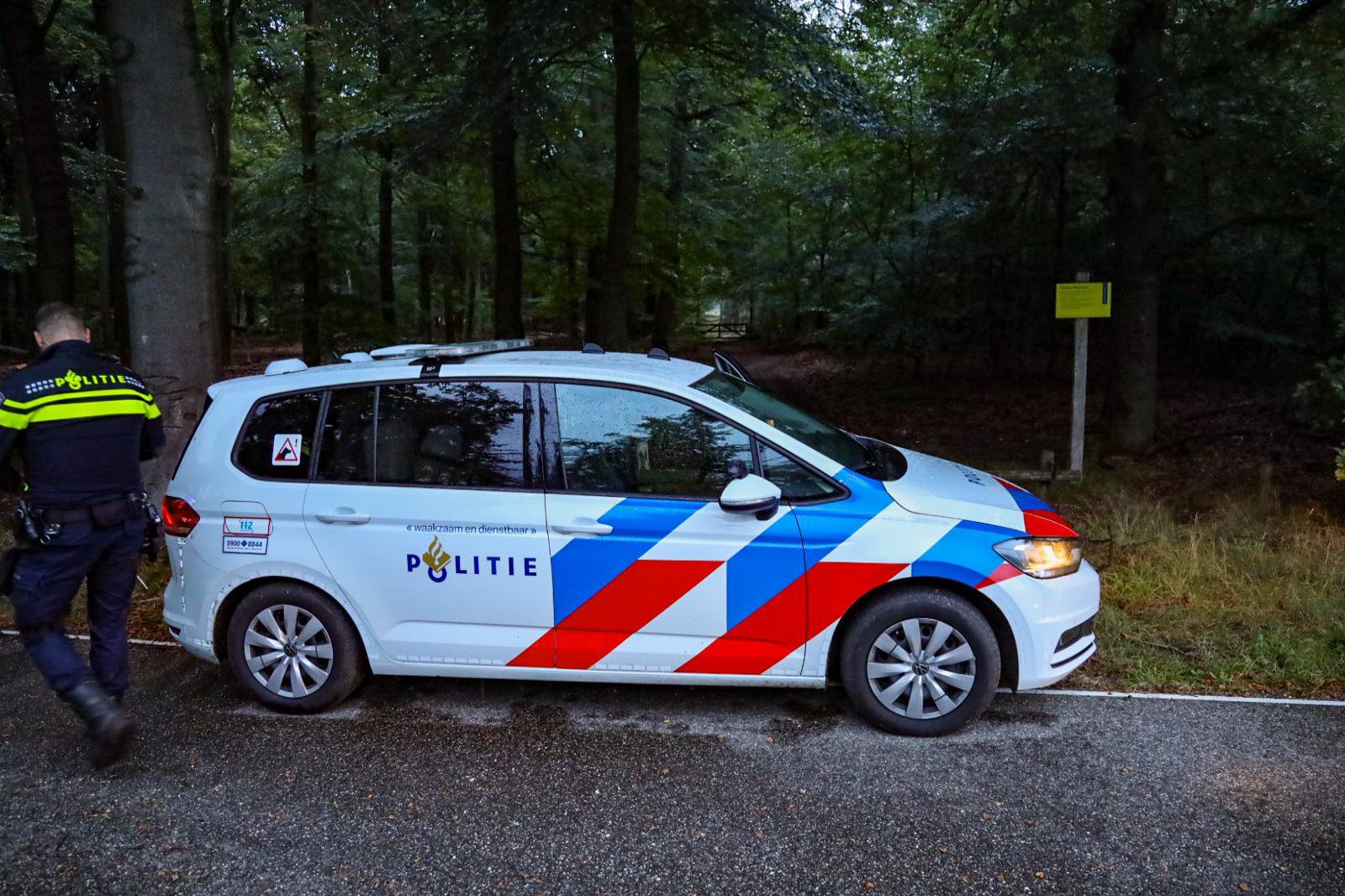 Persoon vlucht rennend weg bij grote politie controle in Wolfheze