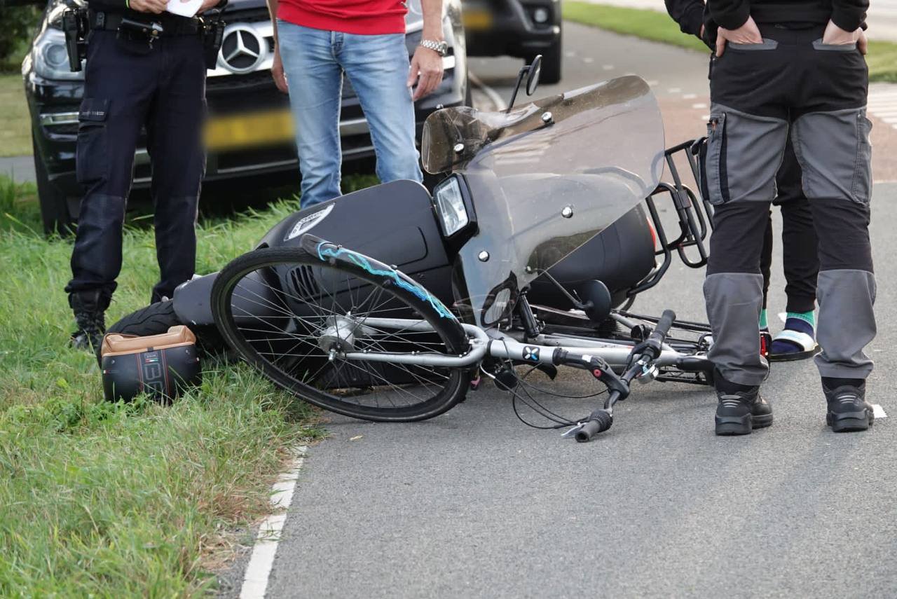 Scooterrijdster raakt gewond bij botsing met fietser in Barneveld