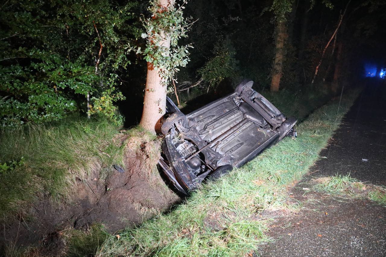 Auto slaat over de kop en belandt in greppel, bestuurder raakt gewond