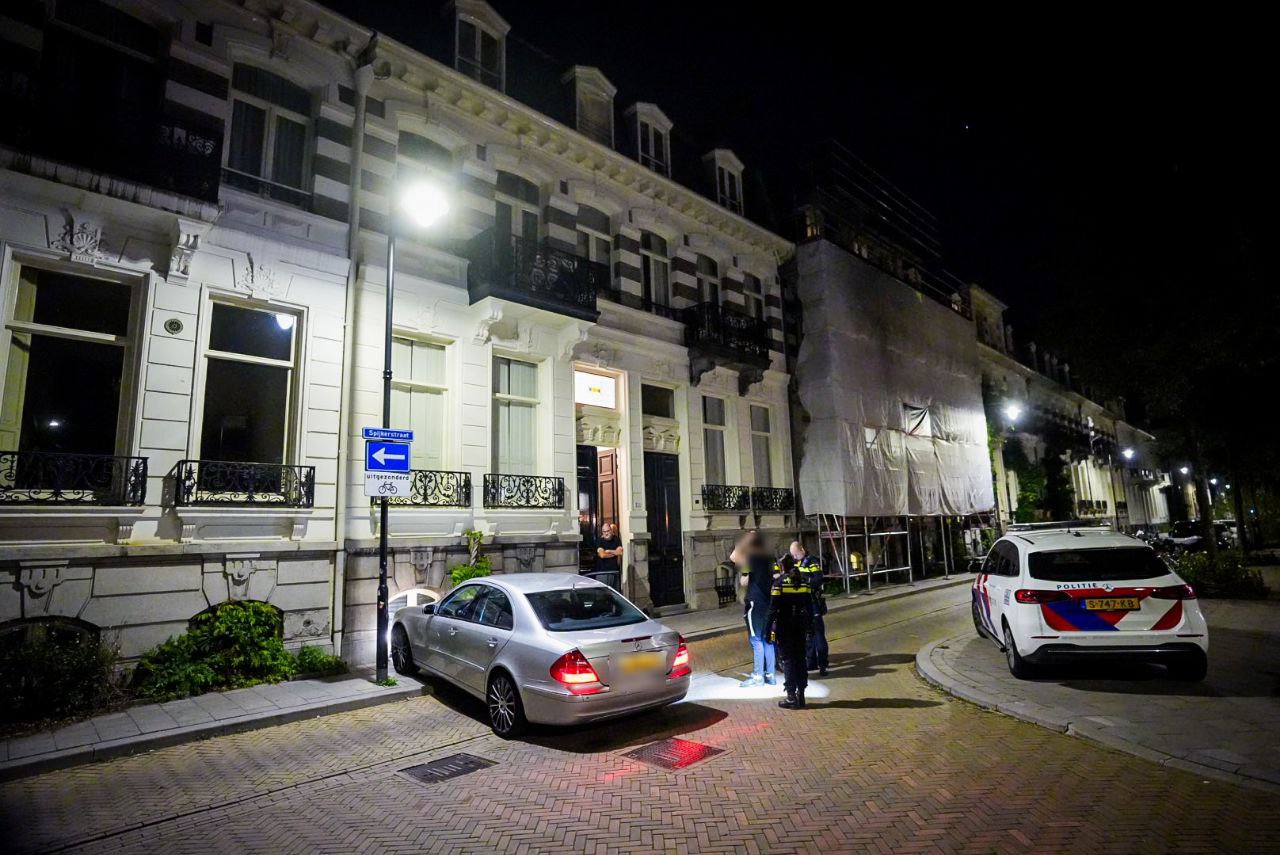 Auto tegen woning in Arnhem, bestuurder aangehouden