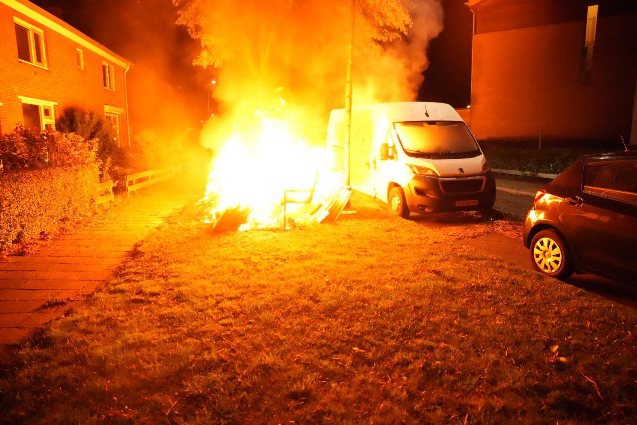 Berg grofvuil in brand gestoken en slaat over op bestelbus in Rheden