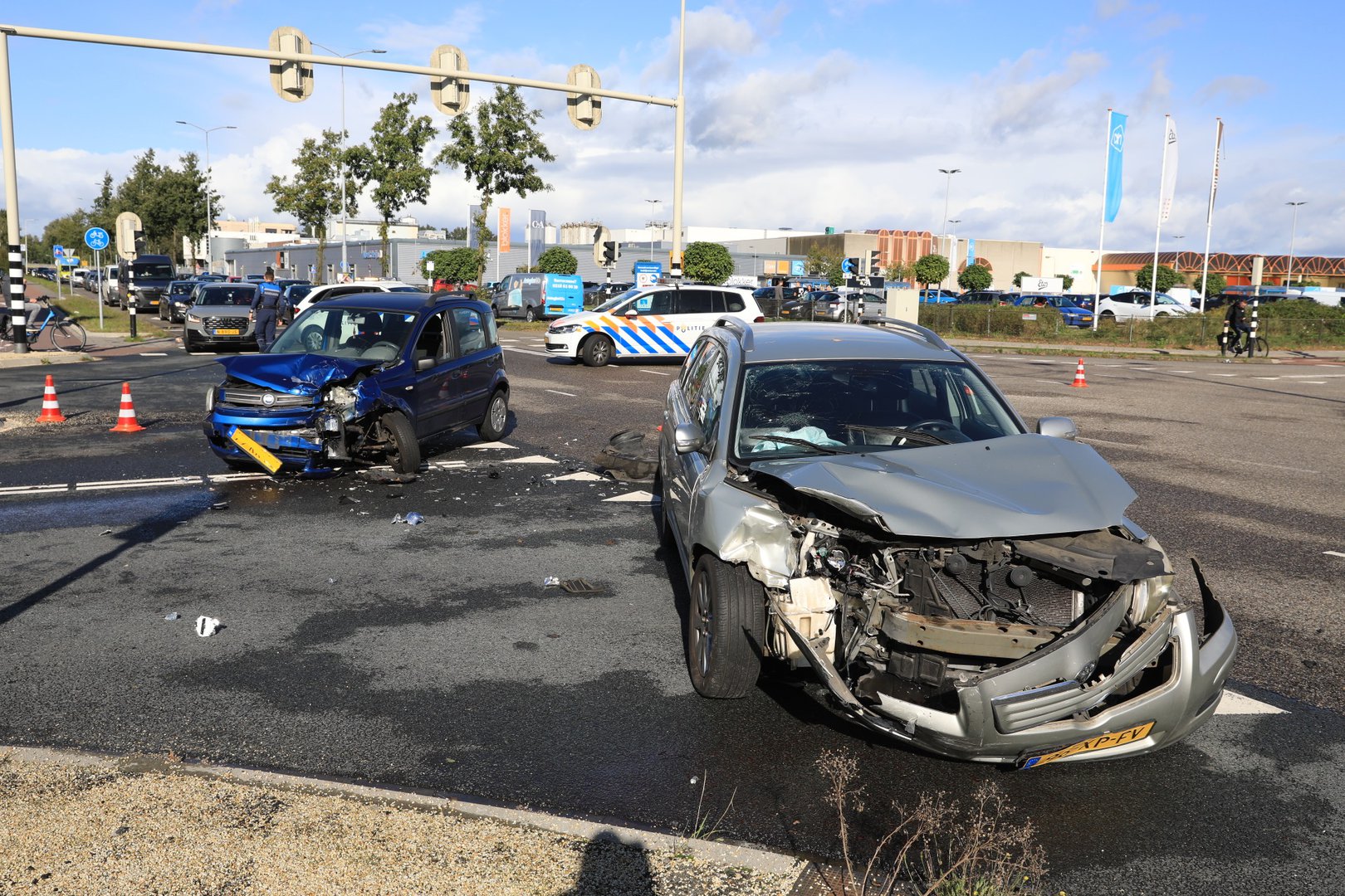 Veel schade na ongeval, vrouw gewond