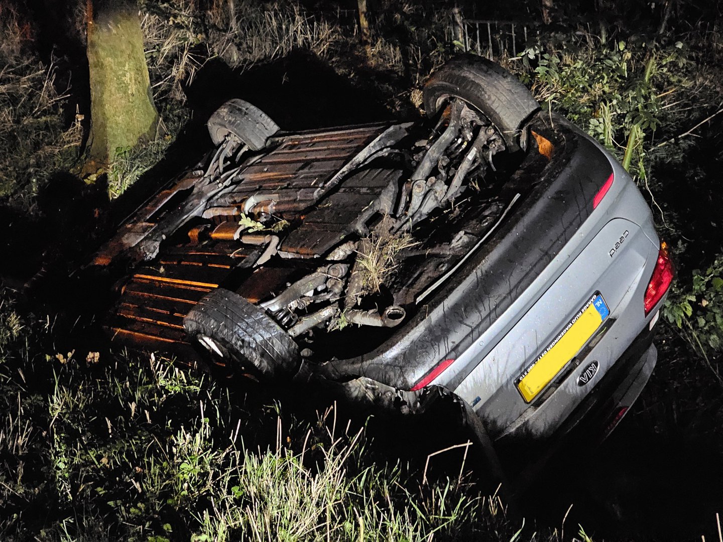 Auto belandt op z’n kop in sloot, omstanders schieten te hulp