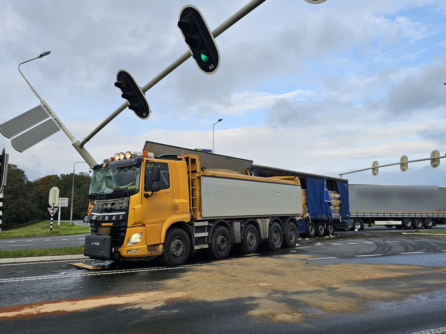 Forse schade bij aanrijding tussen twee vrachtwagens in Heelsum