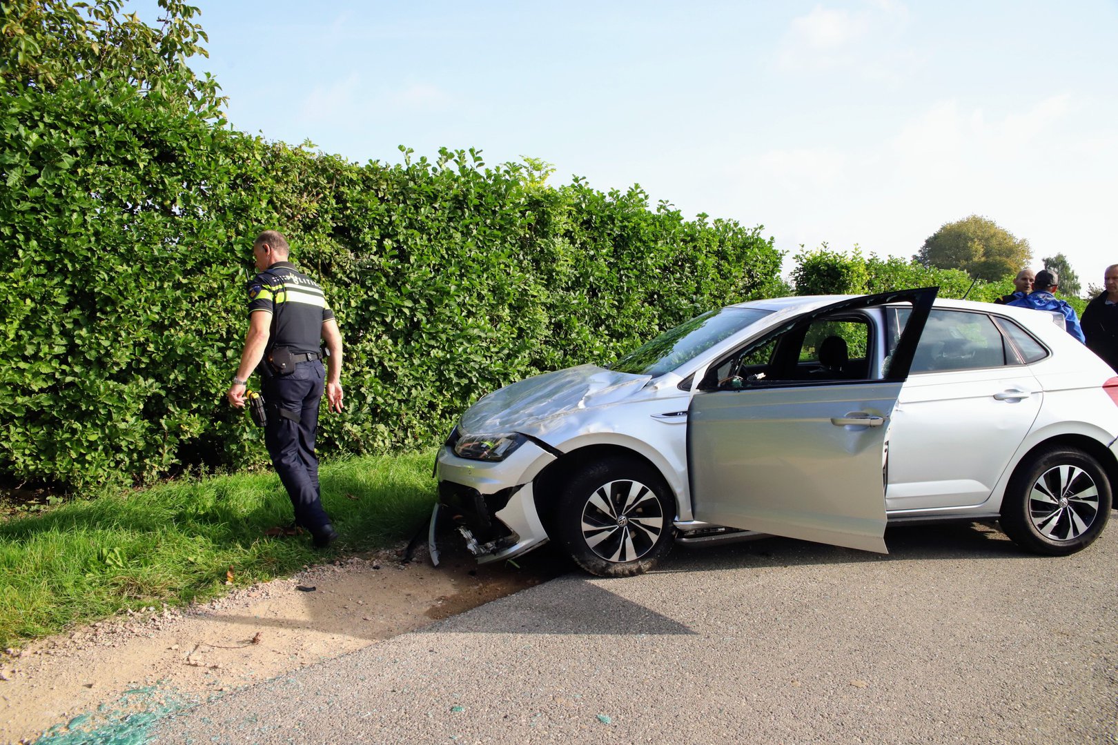 Automobilist haalt tractor in, raakt betonblok en vliegt over de kop