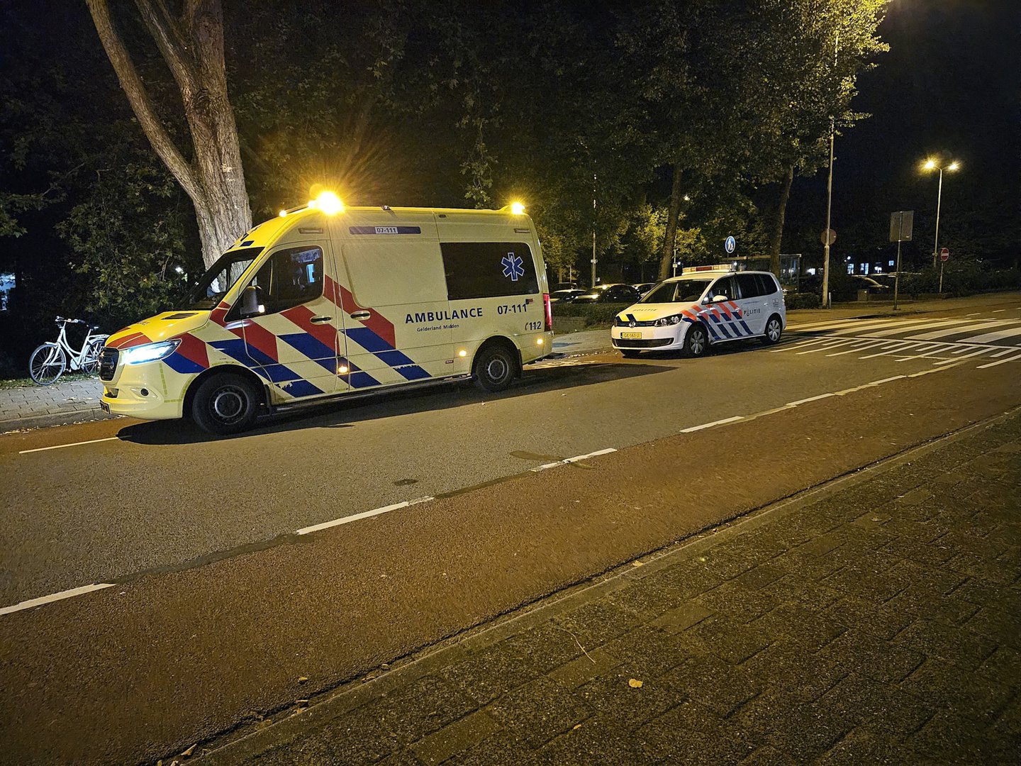 Scooterrijder vlucht na aanrijding, fietsster gewond