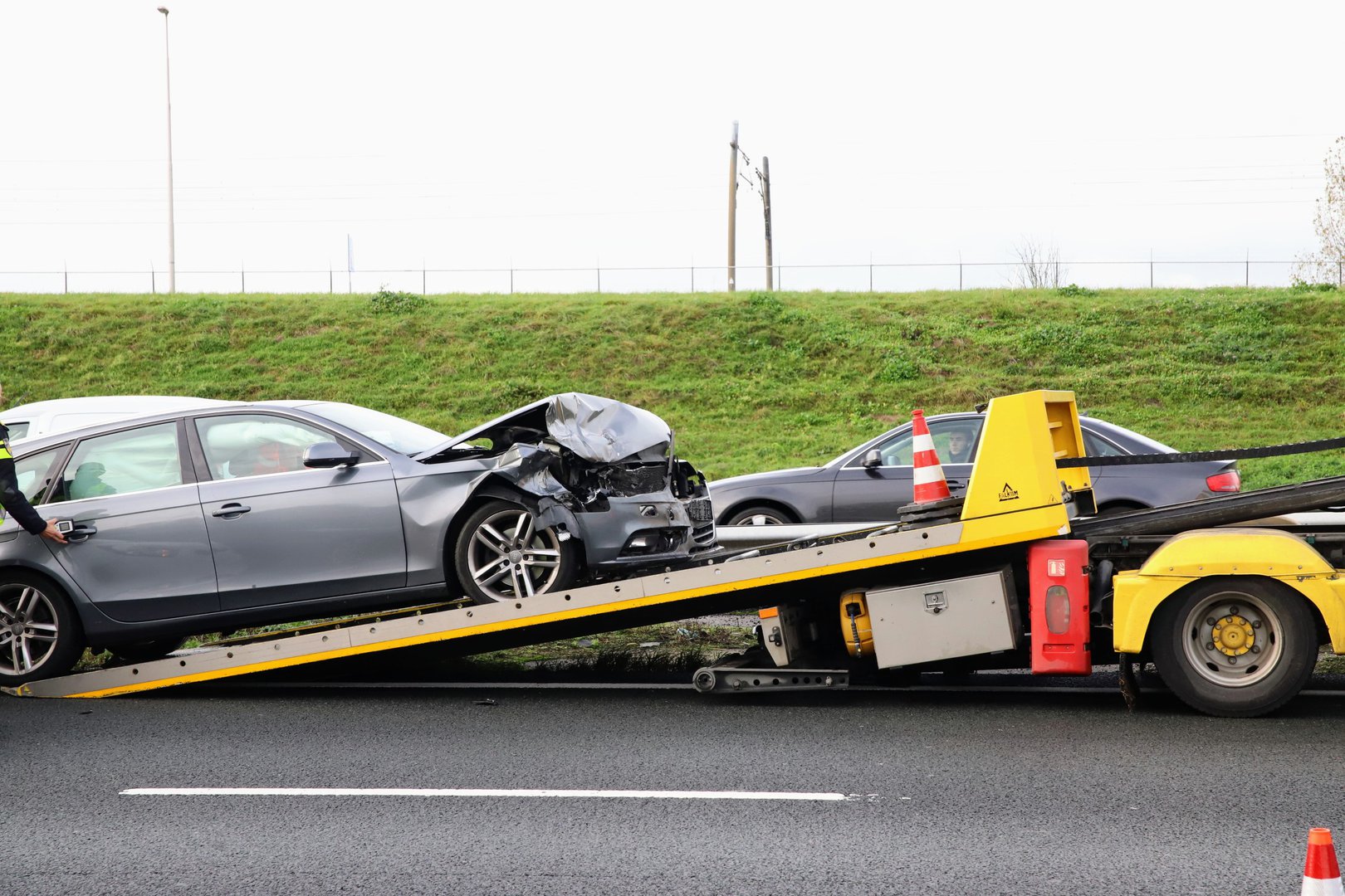Lange file op A15 na ongeval tussen drie auto’s