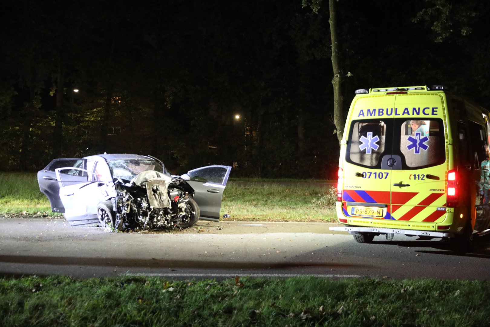 Automobilist bekneld na botsing tegen boom