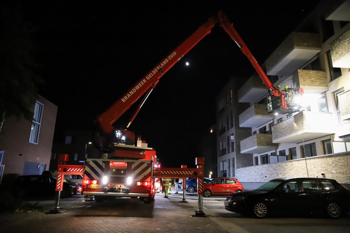 Bouwafval vliegt in brand op balkon