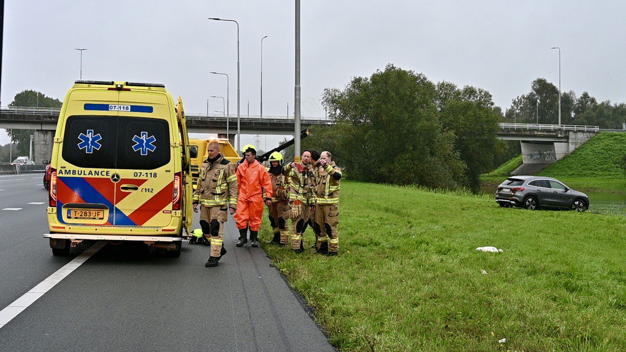 Auto raakt van snelweg en belandt in het water