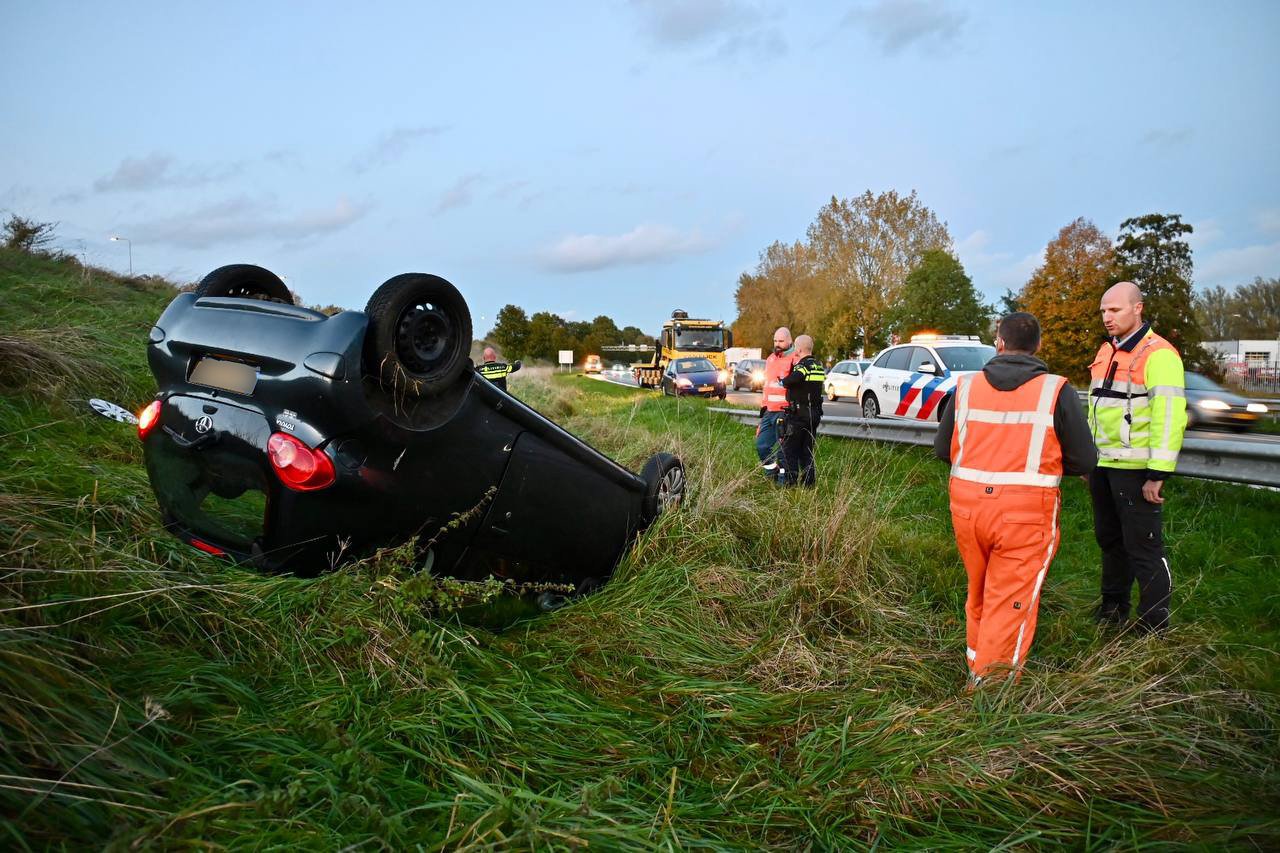 Auto komt op zijn dak terecht na eenzijdige aanrijding op A325