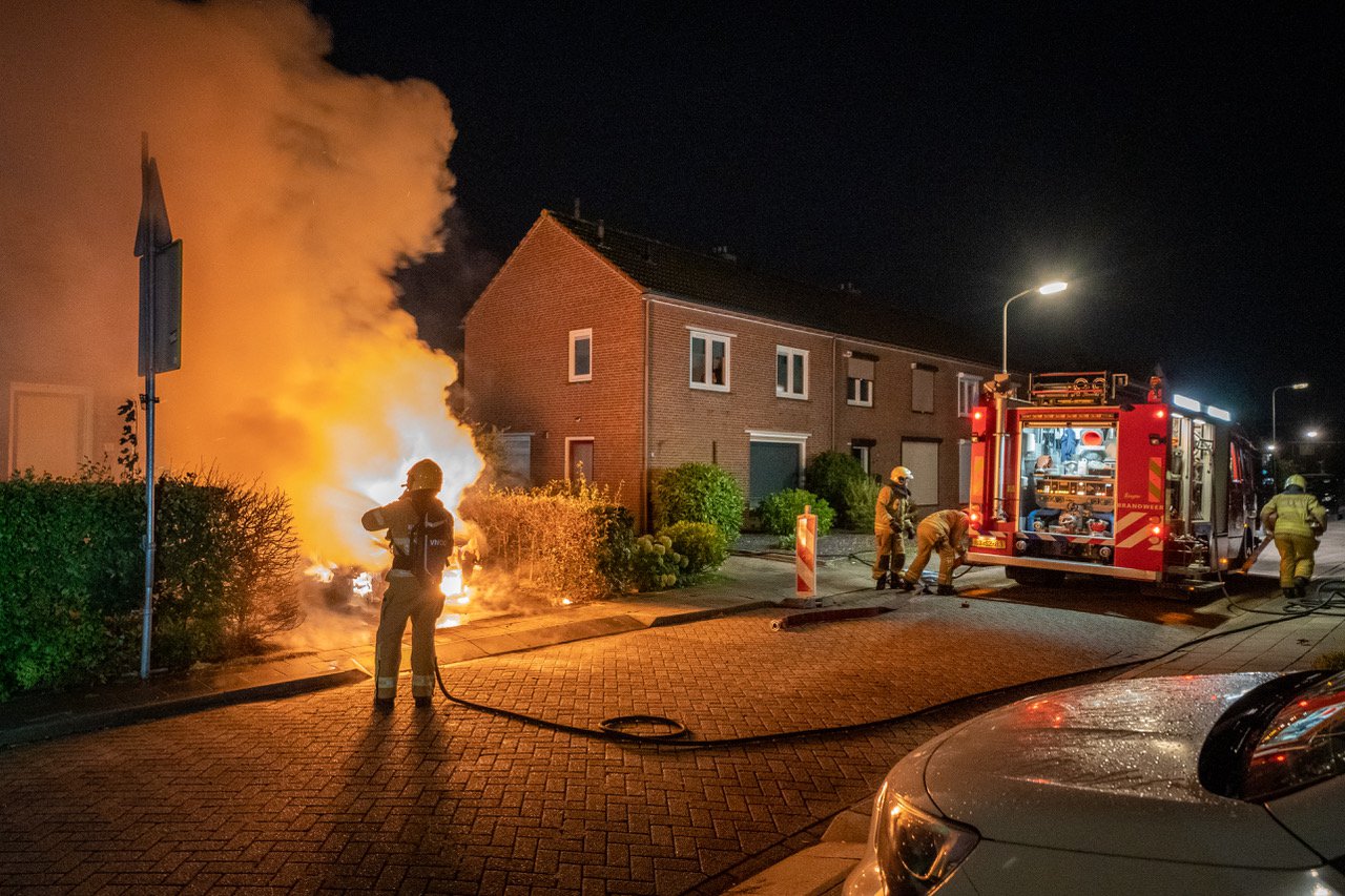 Werkbus in brand gestoken op oprit van woning