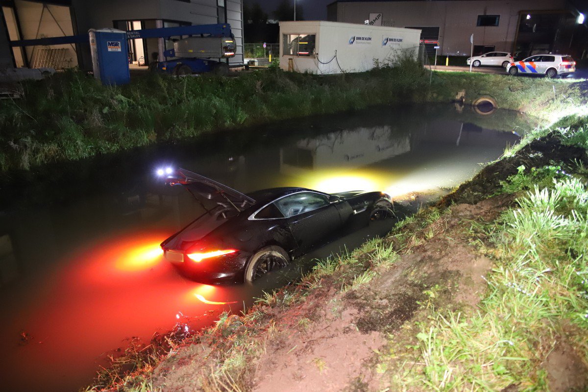 Jaguar belandt in de sloot, bestuurder vlucht te voet