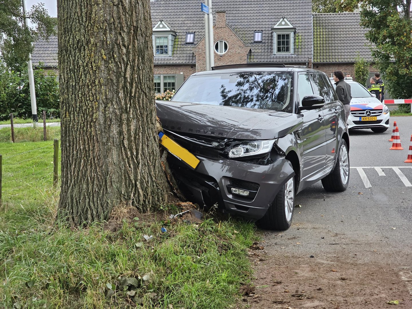 Range Rover tegen boom, bestuurder gewond naar ziekenhuis
