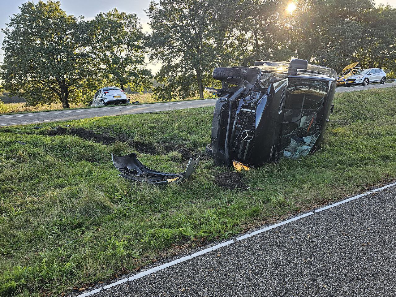 Frontale aanrijding tussen twee voertuigen op N224 in Ede