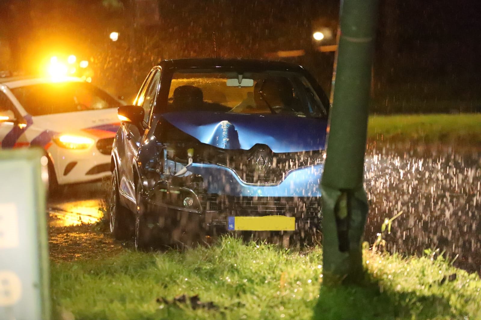 Automobilist ramt lantaarnpaal tijdens hevige regenbui